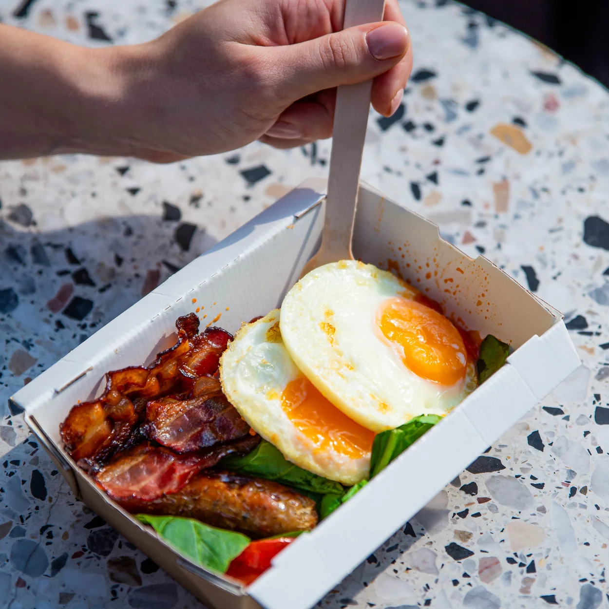 Coco di Mama breakfast box with fried egg, bacon and sausage