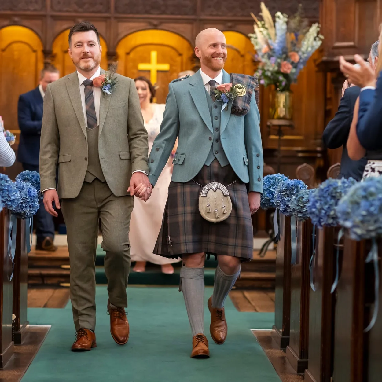 Crown Court Church of Scotland wedding in the sanctuary aisle