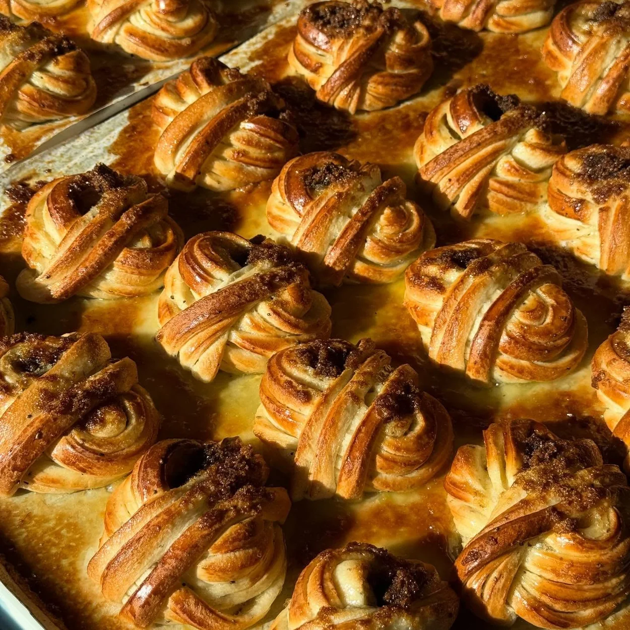 Fabrique tray of freshly baked cinnamon buns