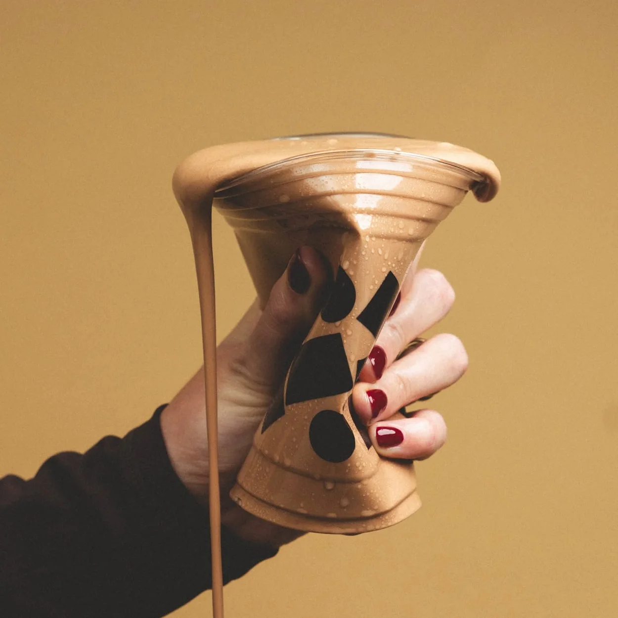 Thick Knoops drinking chocolate being poured from a branded cup