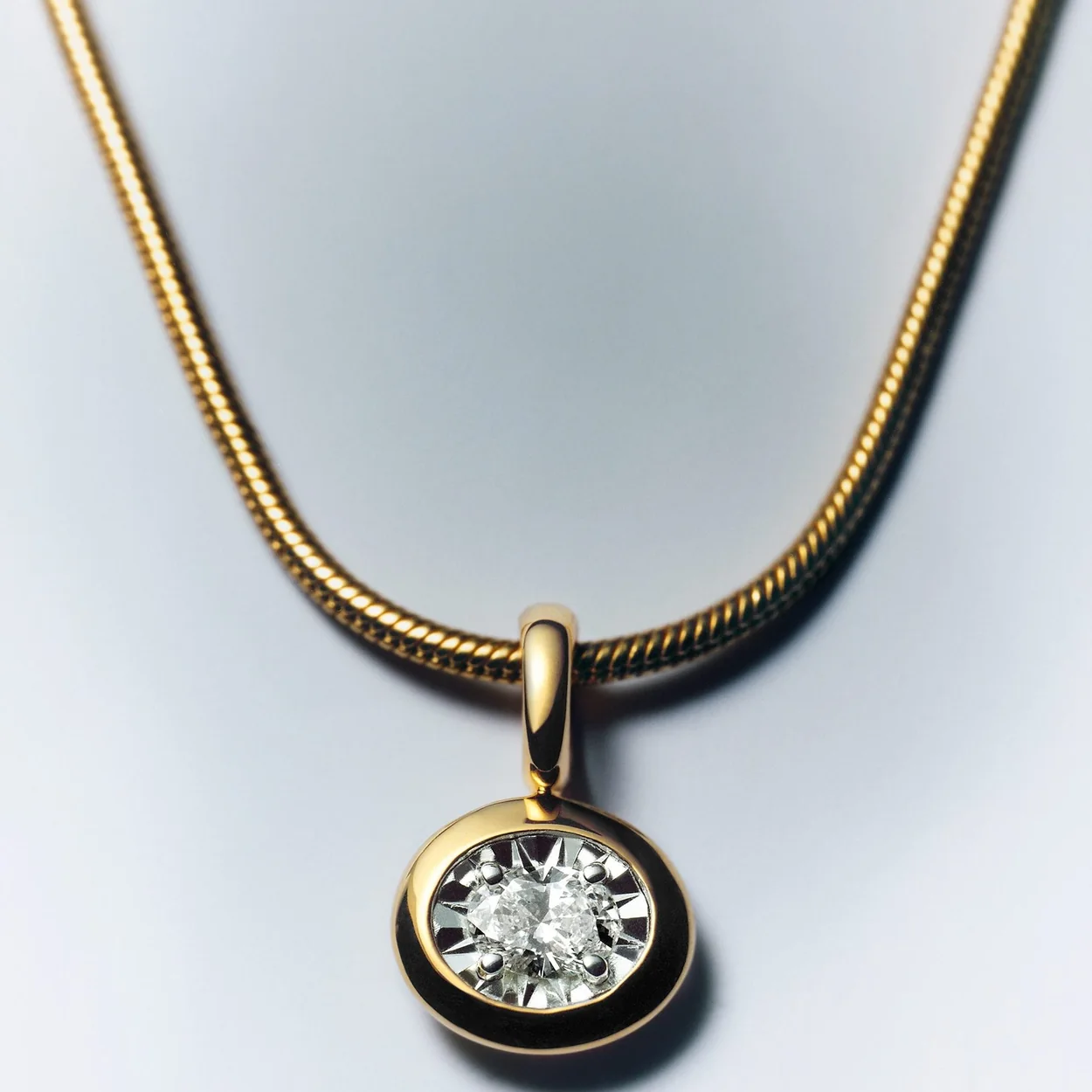 Monica Vinader gold pendant necklace with diamond centre