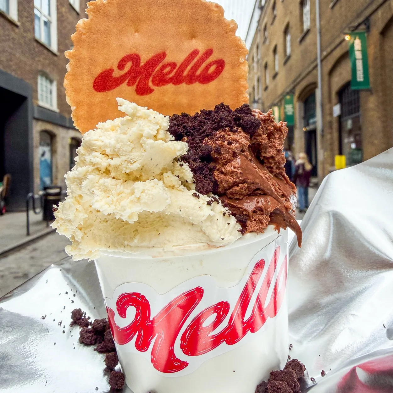 Mello Deluxe gelato tub with cream, chocolate and a branded biscuit
